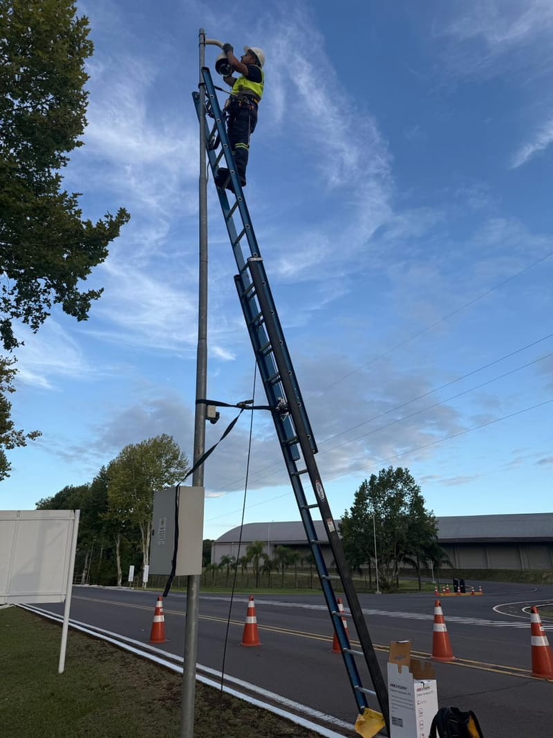 Técnico da Expresso Soluções instalando câmera de CFTV em poste