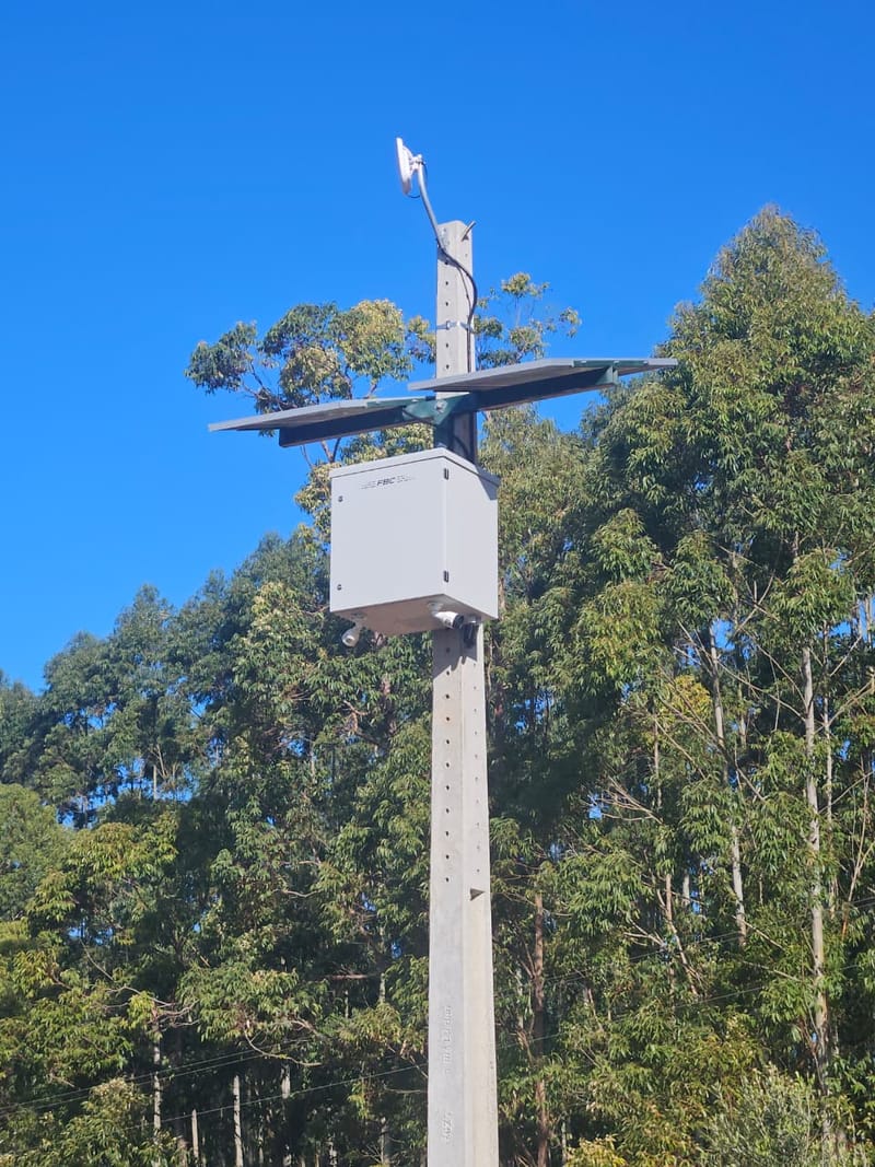 Poste com câmera, painel solar e enlace de comunicação