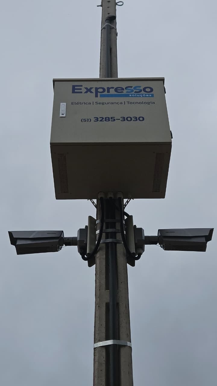 Câmeras e caixa de controle Expresso Soluções em poste para monitoramento de tráfego em via urbana