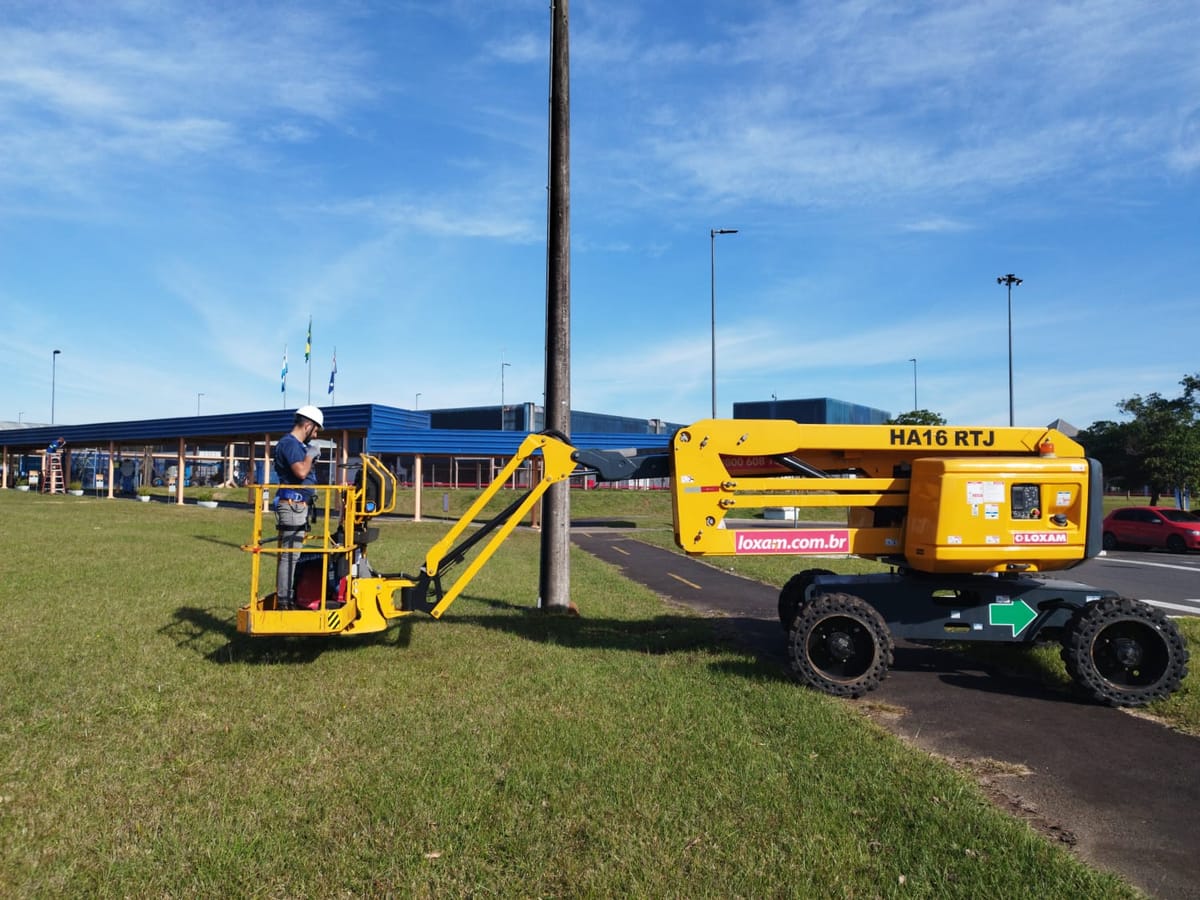 Técnico da Expresso Soluções em plataforma articulada executando serviço em altura junto a complexo industrial