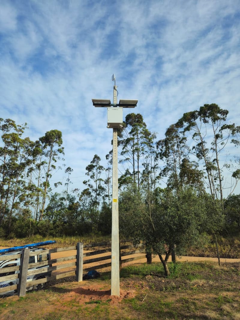Poste de monitoramento com painel solar instalado em área externa pela Expresso Soluções