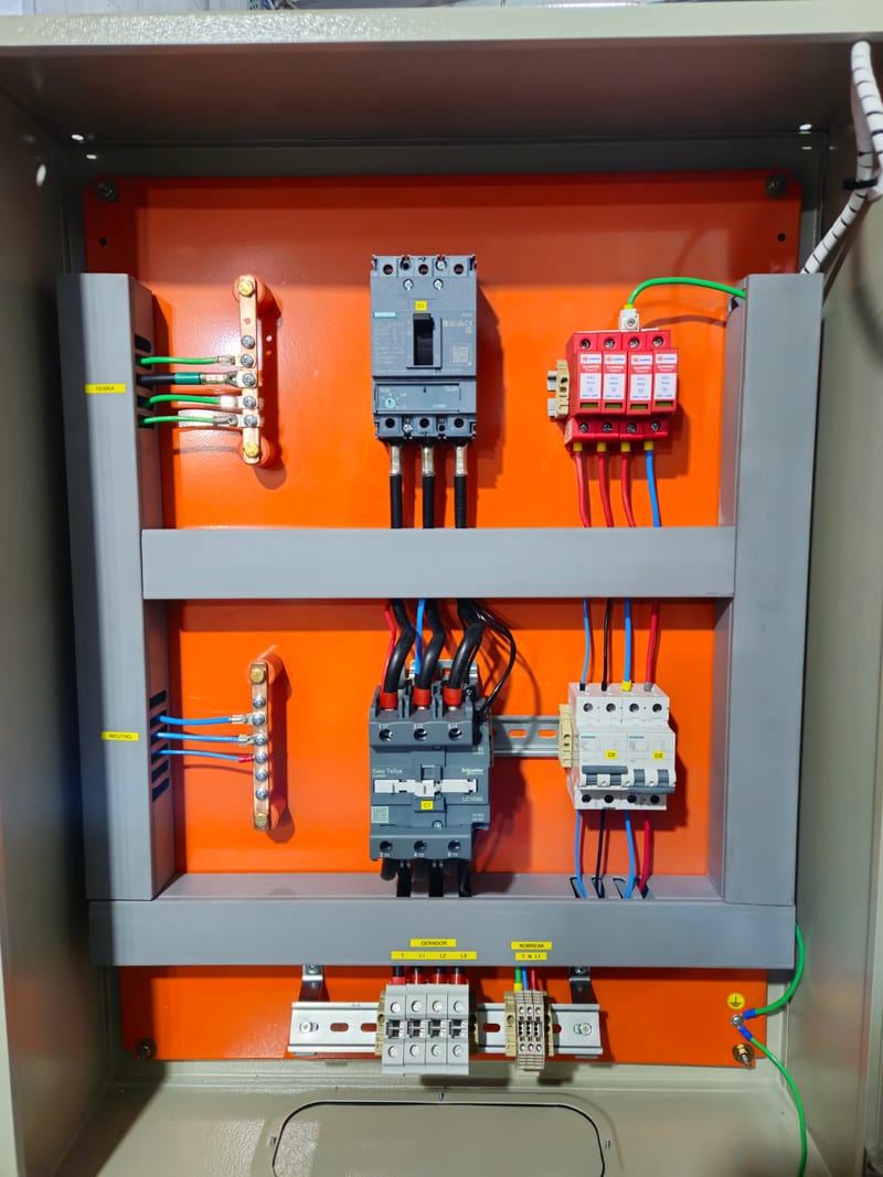 Quadro de comando elétrico com disjuntores, contatores e DPS montados pela Expresso Soluções