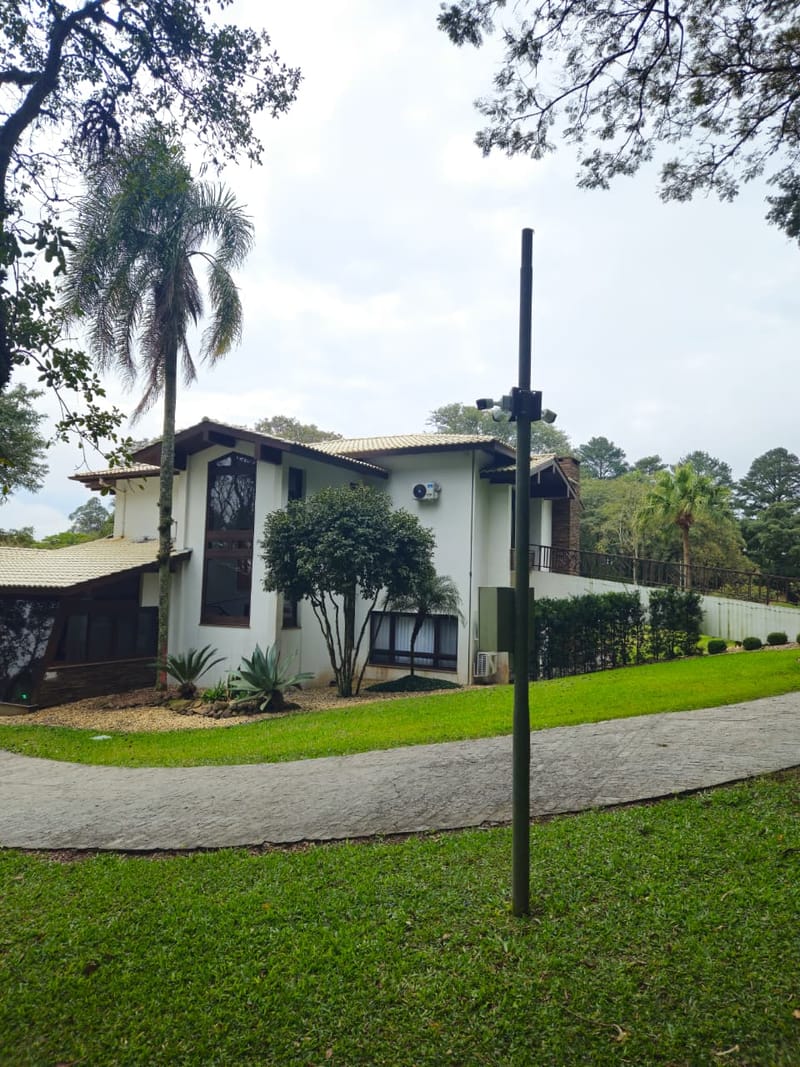 Poste de monitoramento instalado em área residencial